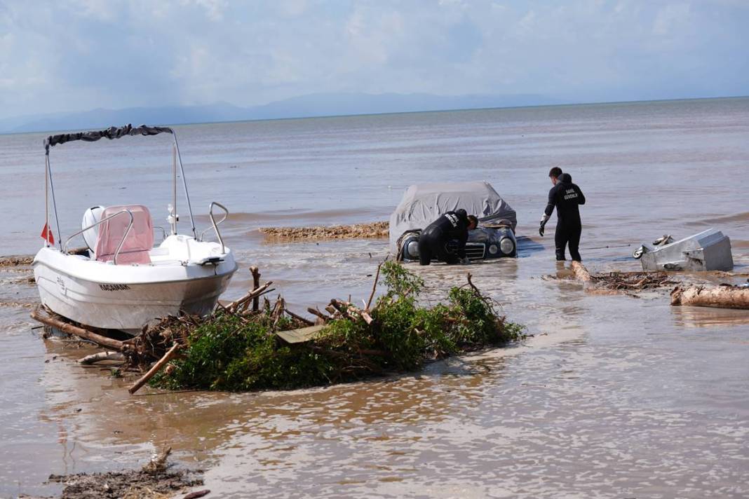 O kentte yollar çöktü: Gece yarısı felaketi yaşadılar! Gün aydınlanınca korkunç manzara ortaya çıktı 7
